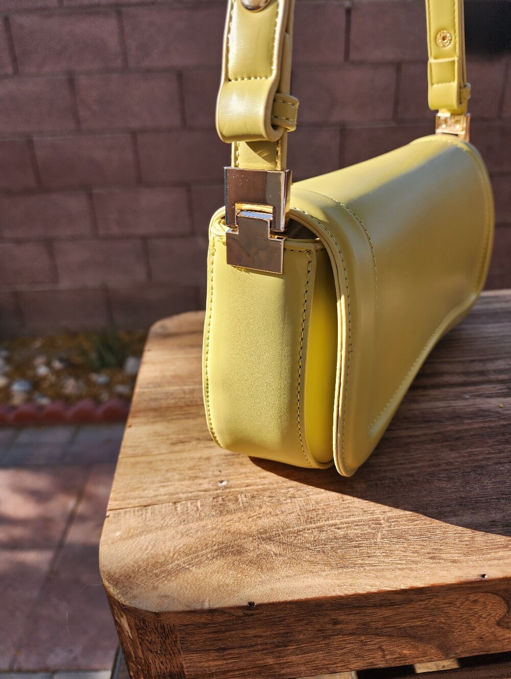 Minimalist Chic Curves Women’s Mustard Leather Sculpted Max Shoulder Bag - Picture 5 of 12